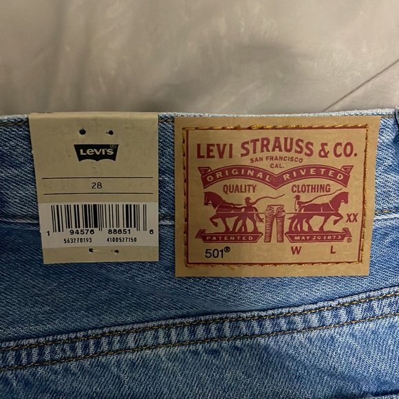 Women Levi’s 501 Distressed Denim Shorts - Picture 5 of 8